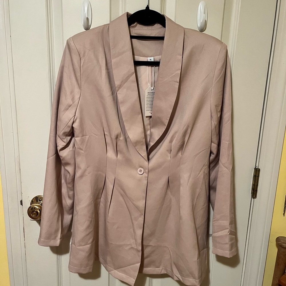NWT Never worn (gifted) Elegant Women's Blazer / Jacket in Cream - size XL.